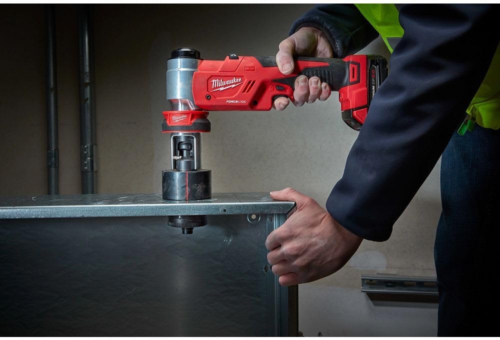 Milwaukee 2677-21 M18 FORCE LOGIC 6T Knockout Tool 1/2' - 2' Kit