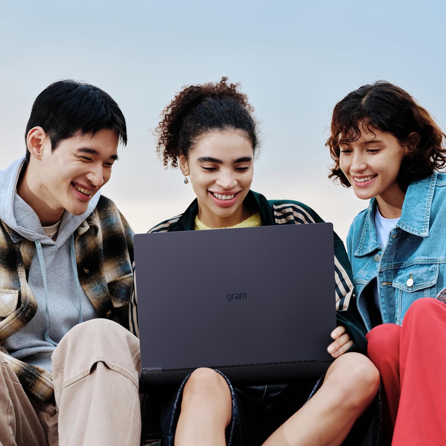 LG gram Pro 16-inch Lightweight Laptop Computer, Intel Evo Edition Powered by Intel Core Ultra9 285H Processor, NVIDIA RTX5050, Windows 11 Home, 32GB RAM, 2TB SSD, Black